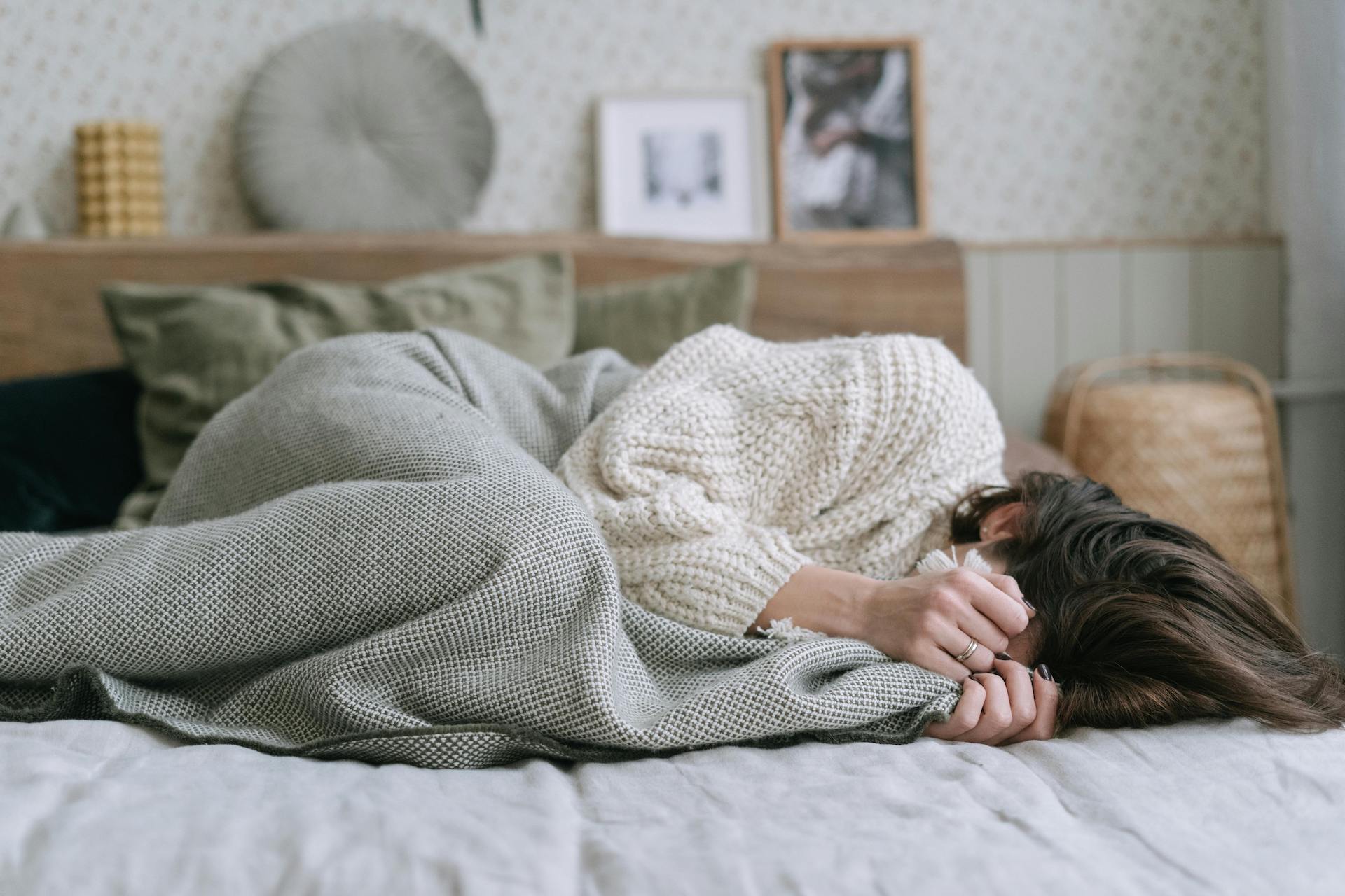 Femme souffrant de douleurs chroniques, ressentant stress et fatigue, accompagnement par hypnose à Dinard