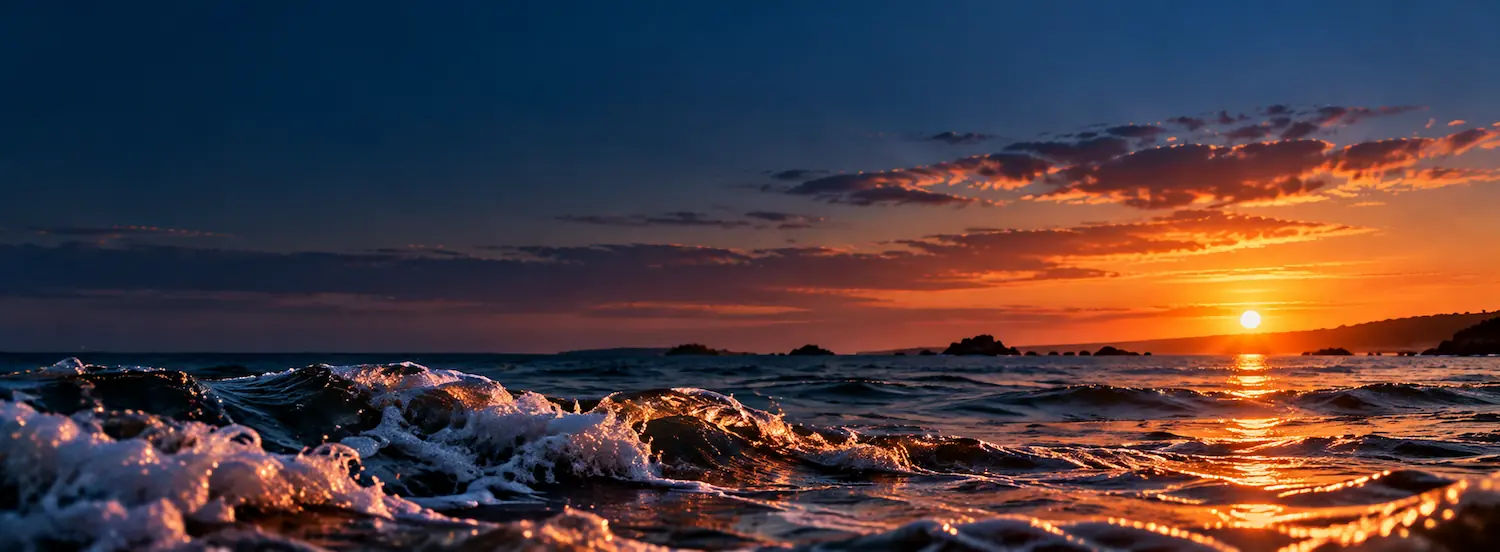 Vagues qui roulent sur la mer au crépuscule, reflets dorés sur l'eau, Côte d'Émeraude
